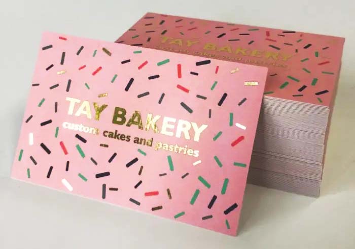 名片裡應該要有哪些內容? 最好要有您的姓名、職稱、標誌還有最佳聯絡方式等重要資訊。然後再根據自己的角色加入其他細節,像是直播主可以有 Twitch 連結、網紅可以加上 Instagram 使用者名稱、創作者可以加上標語,而小公司的老闆則可加上營業時間等。一般的工作建議使用較為傳統的型式,當然也可以跳脫傳統大玩創意。名片的正面和背面都可以加入資訊,由您自己決定。